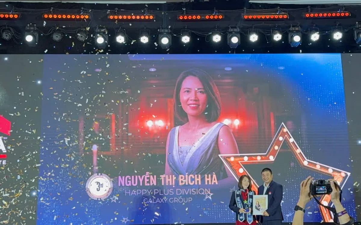 Chị Nguyễn Thị Bích Hà – Happy Plus Division được vinh danh trên sân khấu ERA Vietnam