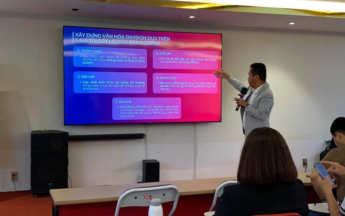 Phước Sửu trình bày chủ đề xây dựng văn hóa đội nhóm trước các trưởng nhóm môi giới