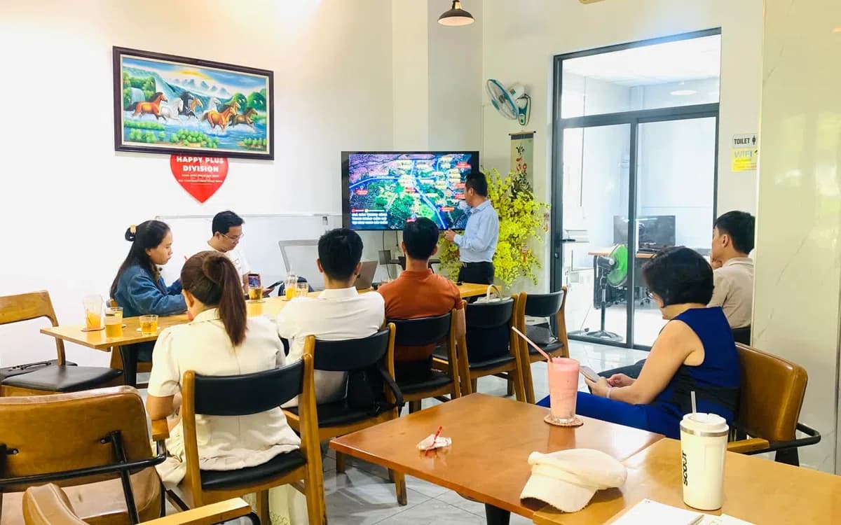 Chuyên viên team Happy Plus tham gia buổi đào tạo thực chiến thị trường khu Nam tại văn phòng