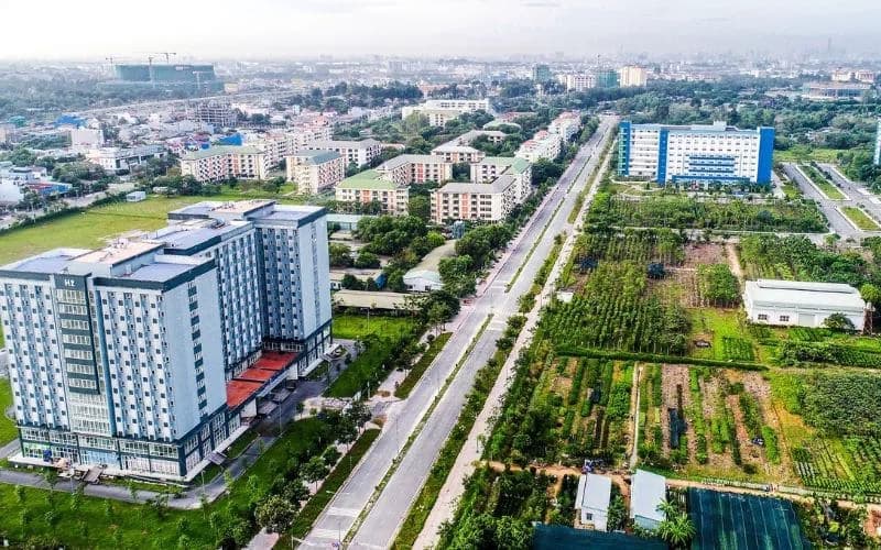 Trục đường lớn và khu đô thị ven đô nhìn từ trên cao, minh họa bài cao tốc TP.HCM – Trung Lương