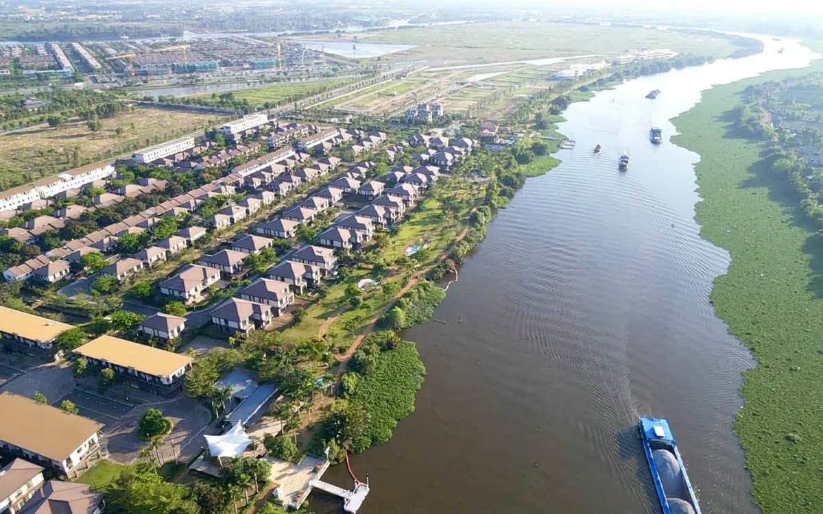 Đường đi Waterpoint Nam Long bên sông Vàm Cỏ Đông nhìn từ trên cao