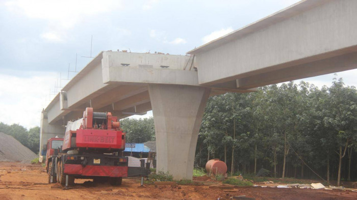 Một cầu vượt trên tuyến cao tốc Phan Thiết - Dầu Giây đoạn qua huyện Cẩm Mỹ (Đồng Nai).