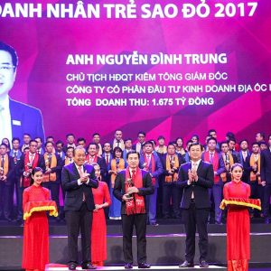 Chủ-Tịch-Nguyễn-Đình-Trung-Vinh-Dự-Đón-Nhận-Giải-Thưởng-Top-10-Doanh-Nhân-Trẻ-Sao-Đỏ-2017 (1)